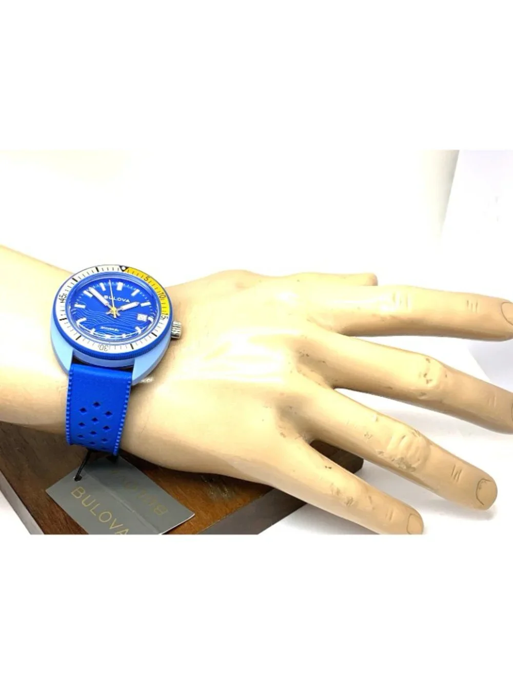 Bulova Men's Watch 98B445 Snorkel Blue Tang Fish Quartz Rubber Strap 41mm